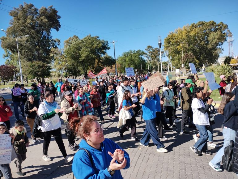 En Allen la marcha universitaria también se hizo sentir. Los estudiantes de Enfermería y Odontología encabezaron la protesta. 