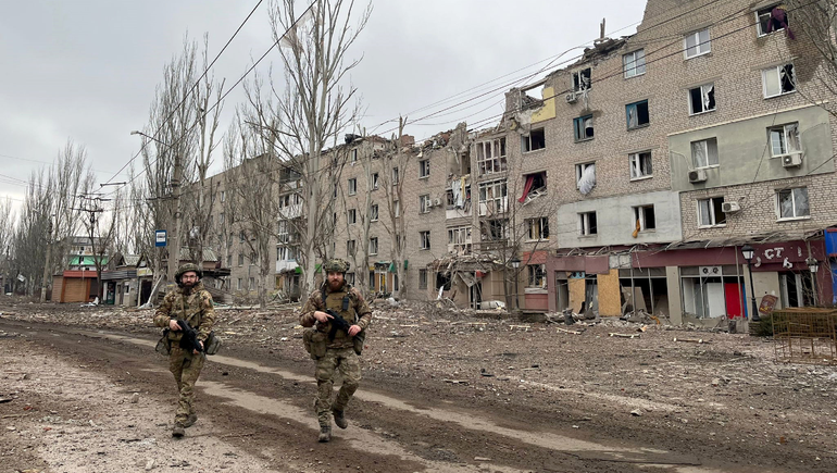 Ucrania dice que todavía controla Bajmut y resiste