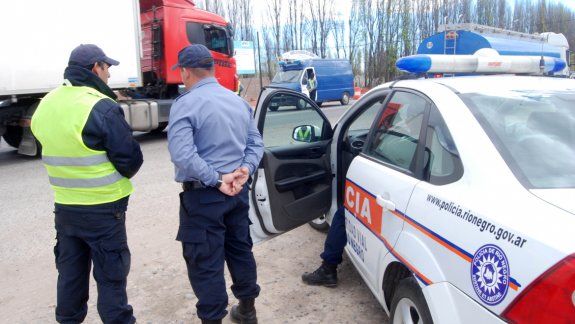 La mujer se tió a la banquina de la ruta, después de gritar y pedir ayuda durante el trayecto.