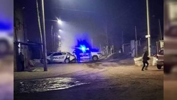 Efectivos policiales de distitnas unidades de la ciudad acudieron al barrio costero tras el hecho de sangre. Efectivos policiales de distitnas unidades de la ciudad acudieron al barrio costero tras el hecho de sangre.