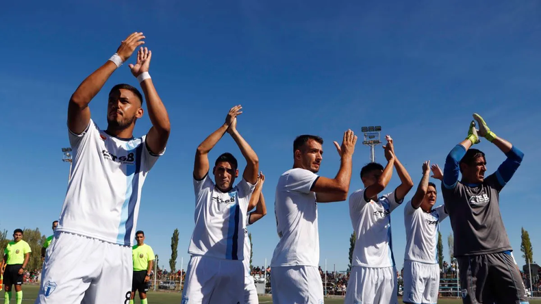 Regional Amateur: La Amistad consiguió un triunfazo como visitante ante Estudiantes Unidos y corre con ventaja