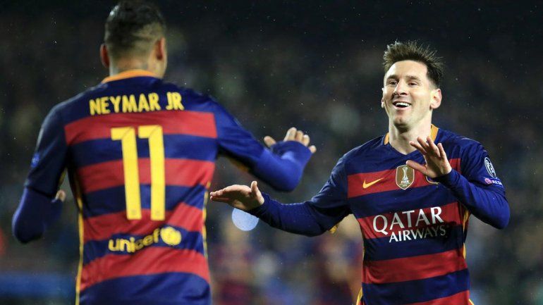 Messi y Neymar festejan uno de los goles.