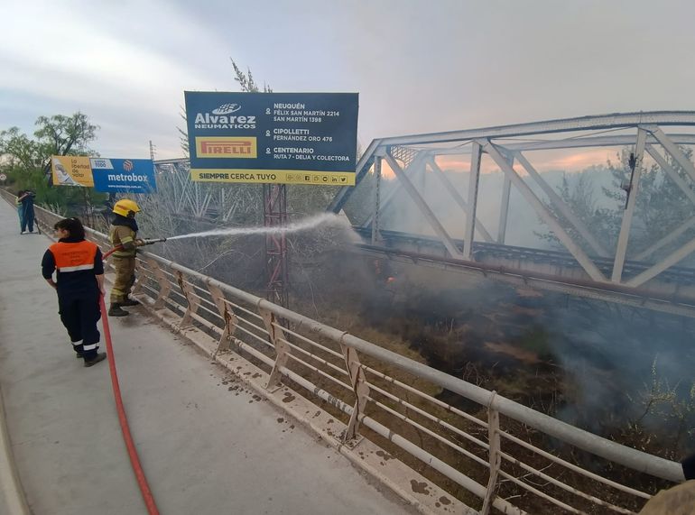 Un incendio de pastizales complicó el tránsito en la zona de los puentes / Foto