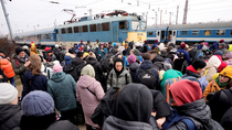 civiles huyen de asediada ciudad de ucrania y envian ayuda a otras