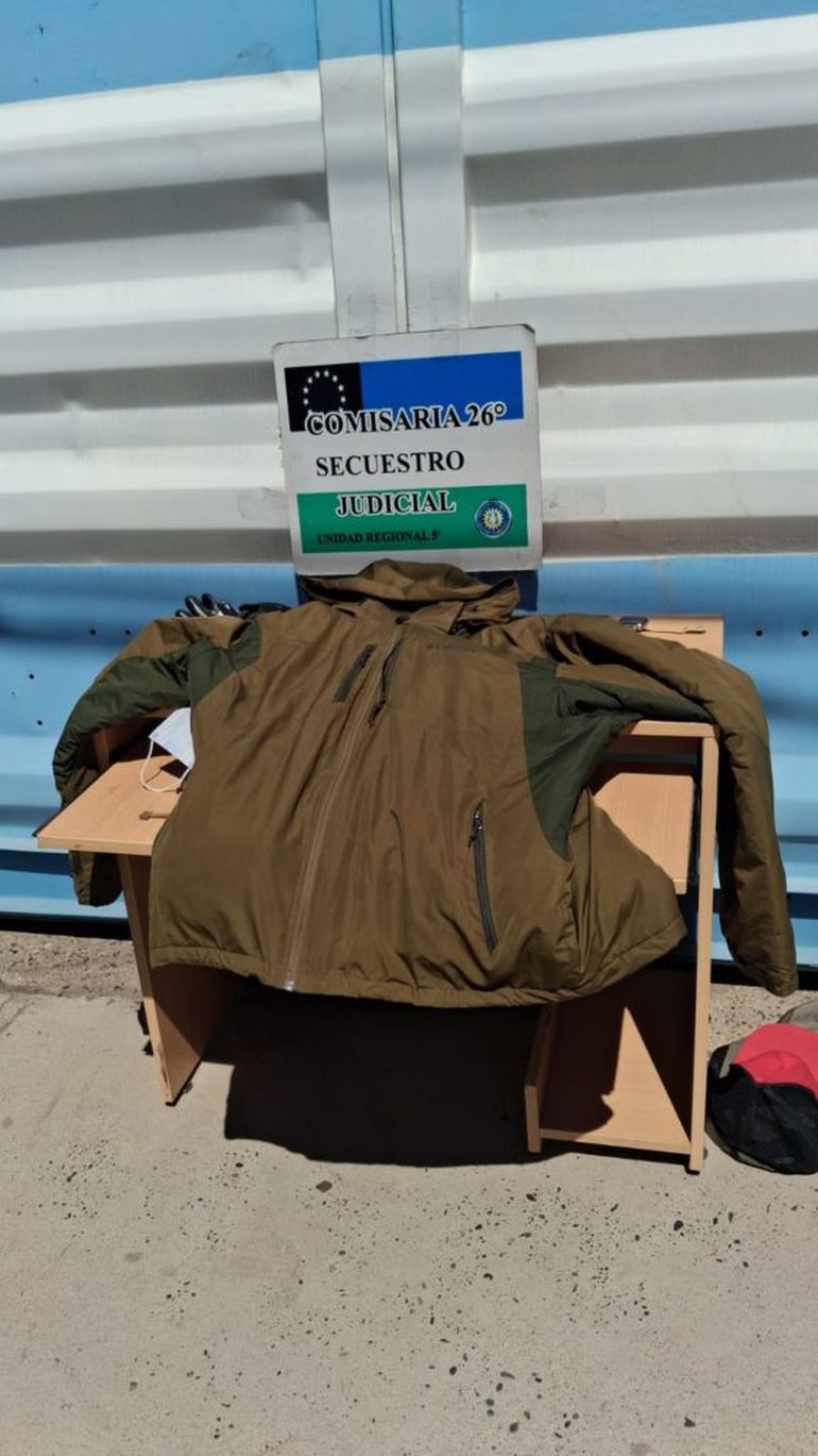 En el Toyota Corolla se procedió al secuestro de prendas de vestir. 