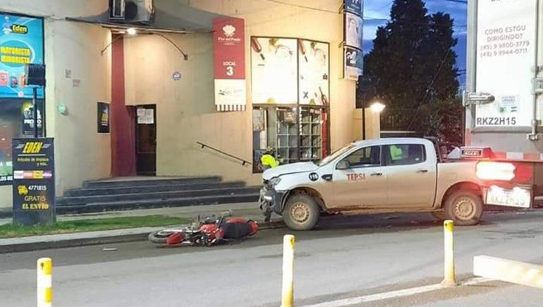 Una joven resultó herida en un brutal choque entre una camioneta y una moto