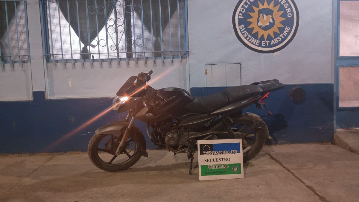 La moto recuperada por policías de la Comisaría 32. Había sido robada de una casa cercana al Parque Norte. Un menor fue detenido y hay un prófugo.&nbsp;