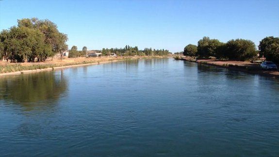 Hallaron el cuerpo de un hombre en el canal de riego de Cinco Saltos