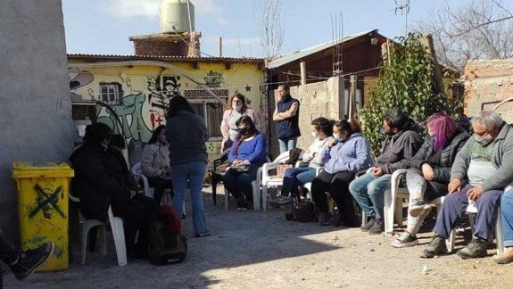 Dirigentes sociales de Río Negro y Neuquén debatieron en Cipolletti sobre la necesidad de tierras y viviendas y sobre los caminos para acceder a mejoras en los servicios básicos. &nbsp;