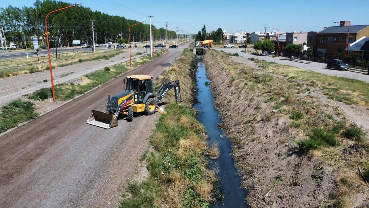 El Municipio retira basura del canal.