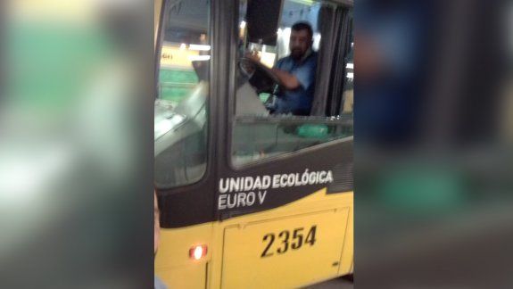 Se enojó porque le tocó bocina y le tiró la patineta