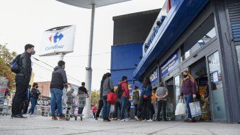 bajan los casos en neuquen y autorizan mas apertura comercial