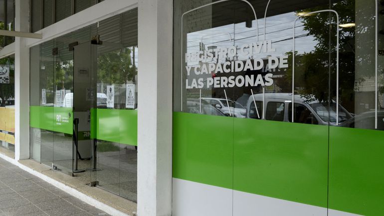 Se instruyó al Registro Civil y otros organismo oficiales, a reinscribir a las adolescentes cipoleñas con el apellido materno. Se instruyó al Registro Civil y otros organismo oficiales, a reinscribir a las adolescentes cipoleñas con el apellido materno.