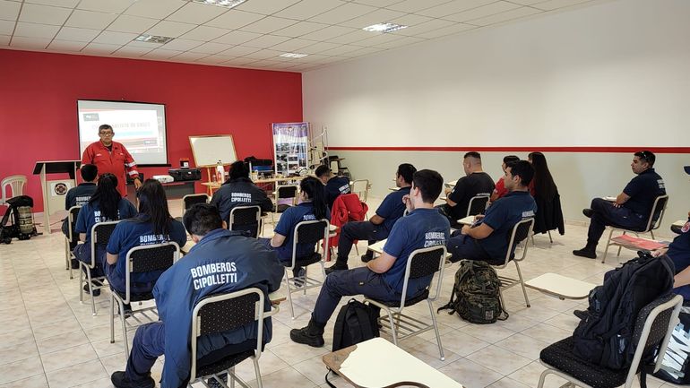 El curso de formación tiene una duración de nueve meses, luego se rinde un examen final y quedan incorporados al cuartel. El curso de formación tiene una duración de nueve meses, luego se rinde un examen final y quedan incorporados al cuartel.