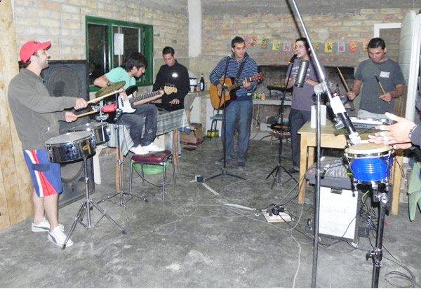 La Clave debutó a pura música