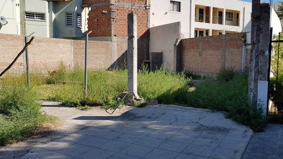 Denuncian que usan un baldío como baño público