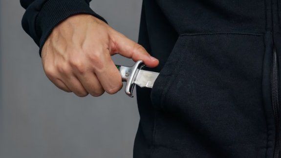 Esperaba el cole: la palparon toda y le robaron con navajas