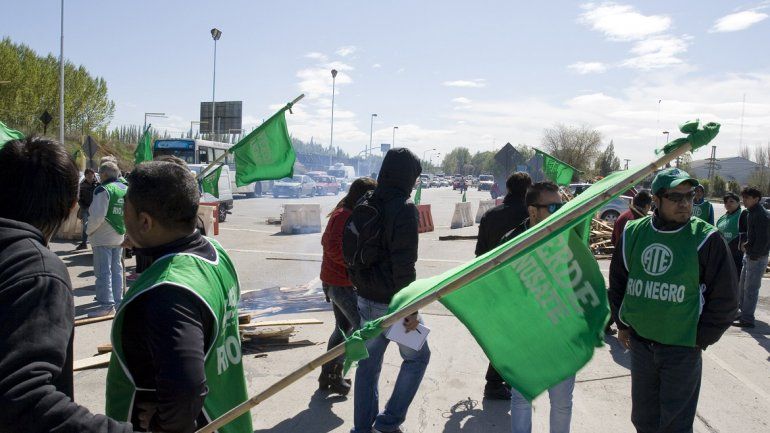 Los estatales afiliados a ATE volverán a protestar hoy en los puentes.