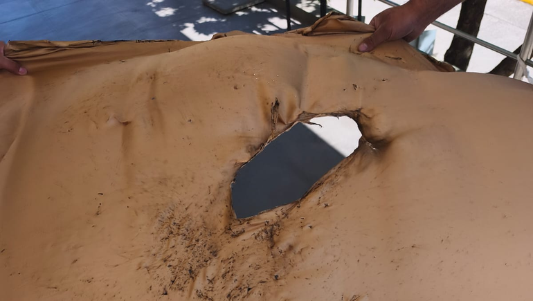 La tela se desprendió por el viento, voló al tendido eléctrico y dejó fuera de servicio a un alimentador. La tela se desprendió por el viento, voló al tendido eléctrico y dejó fuera de servicio a un alimentador.