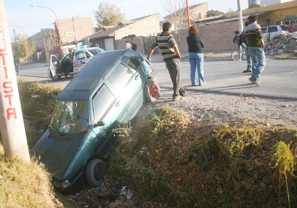 Tras chocar con otro rodado, terminó cayendo dentro de un desagüe