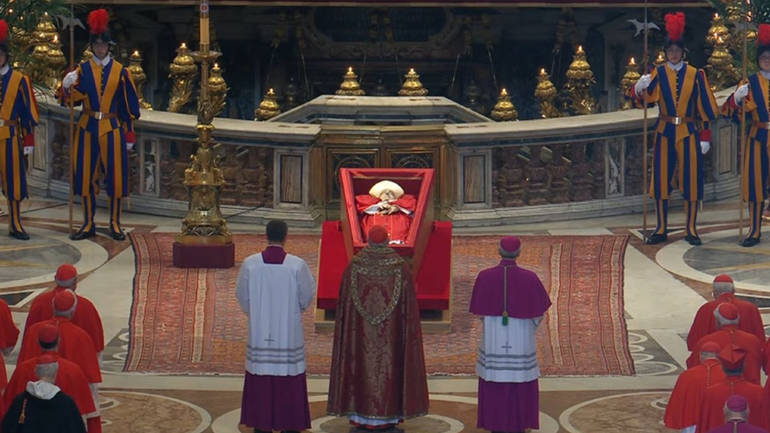 El último adiós al papa Francisco en vivo: sellan el féretro con los restos mortales