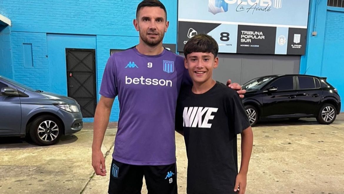 Mateo con Maravilla Martínez, ídolo y goleador de Racing. Fotos: AN Allen | LMCipolletti.com Mateo con Maravilla Martínez, ídolo y goleador de Racing. Fotos: AN Allen