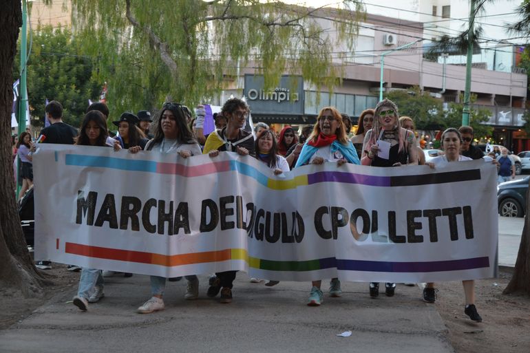 Los integrantes del colectivo LGBTIQA+ se movilizan todos los años para expresar el orgullo del sector y hacer visibles los reclamos y las dificultades que plantean ante la sociedad.