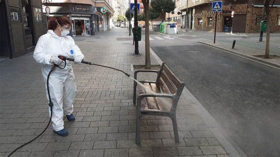 Rociar las calles con desinfectante es peligroso y poco eficaz