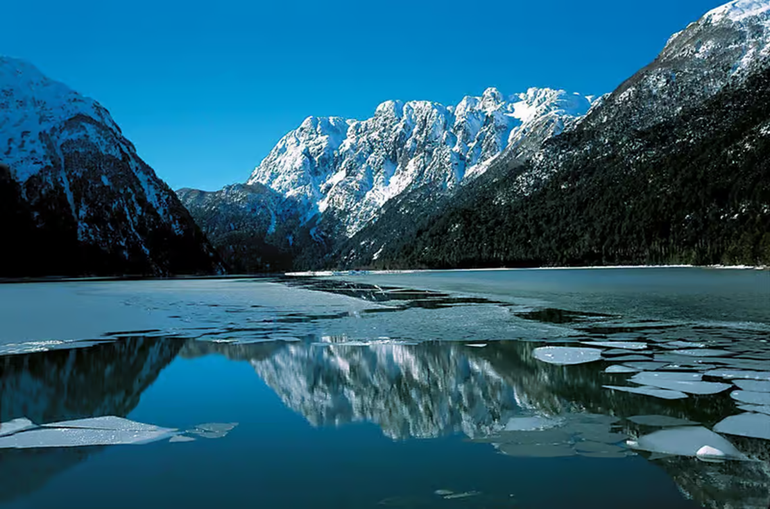 El imponente espectáculo del lago Frías congelado que causa furor en las redes.