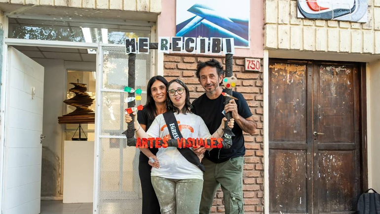 Papis orgullosos. Claudia y Juampi junto a la flamante egresada. Foto gentileza Jorge Badillo.