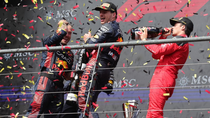 Verstappen festejando en lo más alto del podio. 