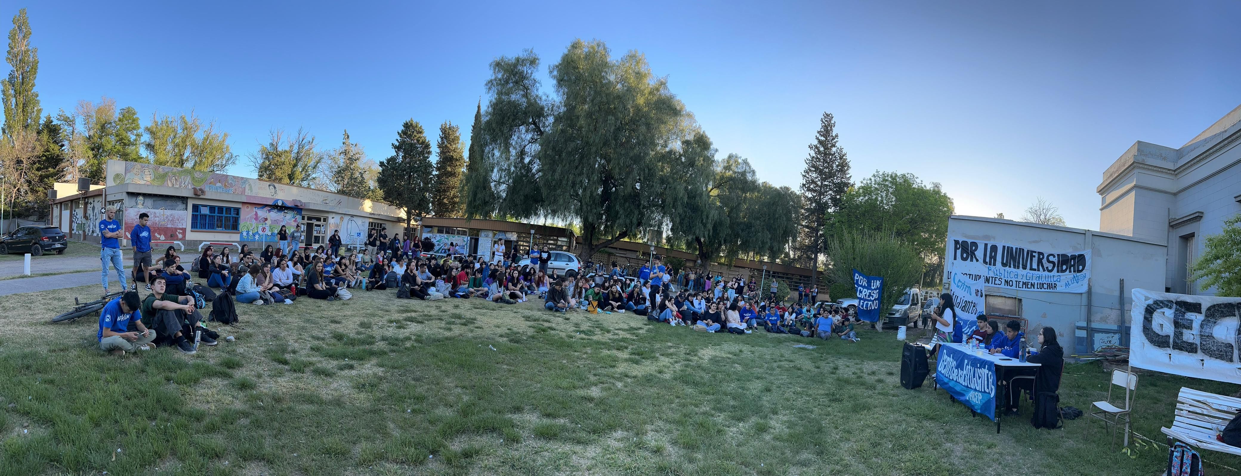 En una asamblea de estudiantes de las facultades Ciencias de la Educación y Psicología y de Ciencias Médicas, se resolvió tomar este martes las sedes de ambas unidades académicas y marchar mañana miércoles hasta la plaza San Martín.