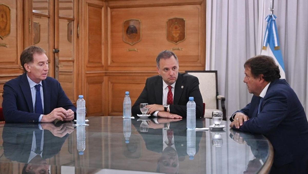 Santilli y Adorni recibieron a Weretilneck en la Casa Rosada.&nbsp;
