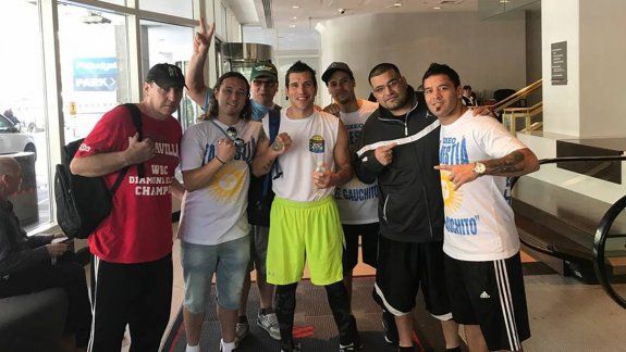 El Gauchito Heiland junto a sus seguidores.