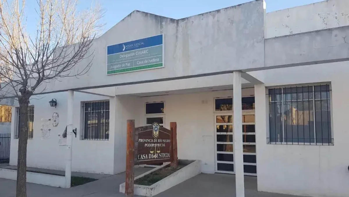 El Juzgado de Paz de Río Colorado le impuso al agresor una serie de medidas cautelares. Entre ellas la exclusión del hogar y la prohibición de acercamiento.&nbsp; &nbsp;