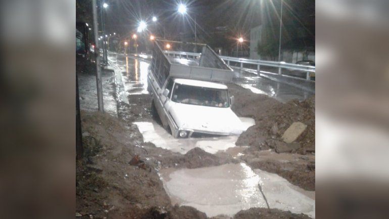 Una camioneta quedó bajo agua en la zona de obras del Metrobús