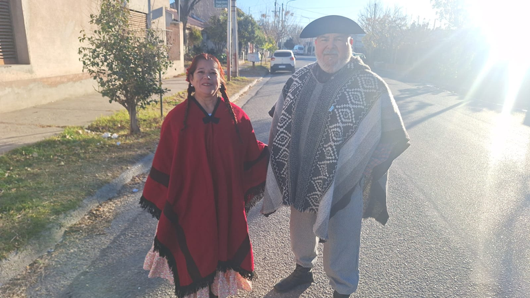 Los vecinos y su pilcha de Gaucho en la mañana orense.