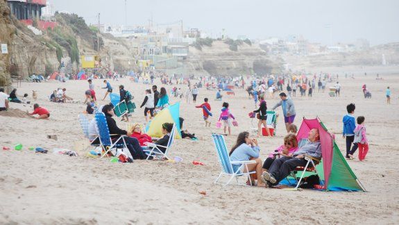 A pesar del frío y el poco sol, la gente llegó masivamente a la playa grutense.