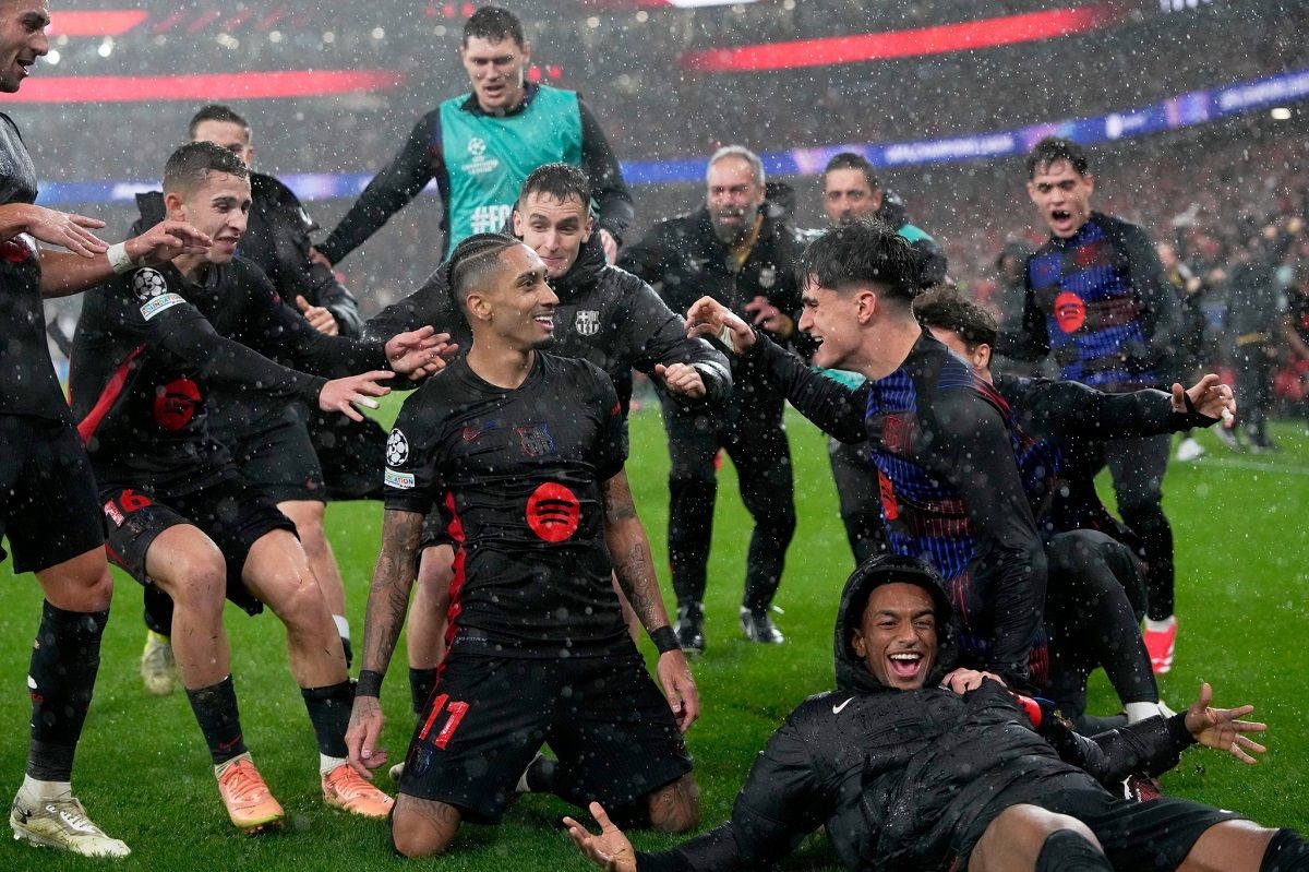 Raphina festeja la victoria junto a sus compañeros del Barcelona.&nbsp;