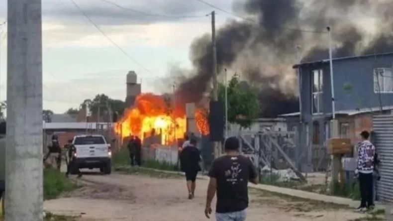 La policía desplegó un operativo de contención en la zona, con apoyo de Prefectura, para evitar un linchamiento.