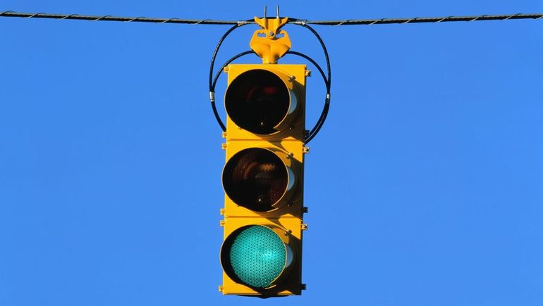 La ciencia dice que los semáforos necesitan un cuarto color