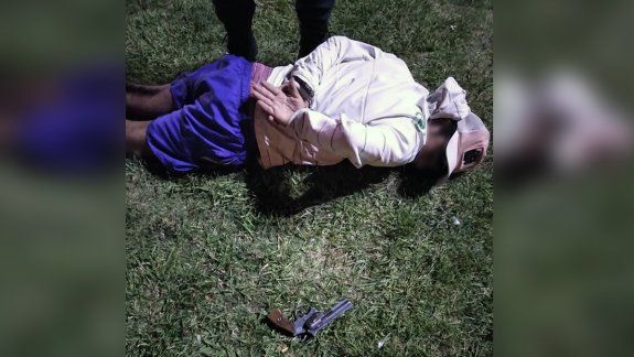 Deambulaba con un arma de fuego y terminó detenido