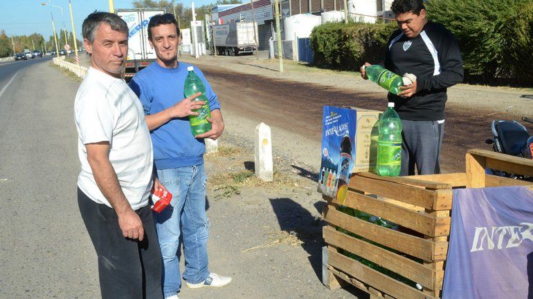 Empleados de Interlagos venden gaseosas en la ruta