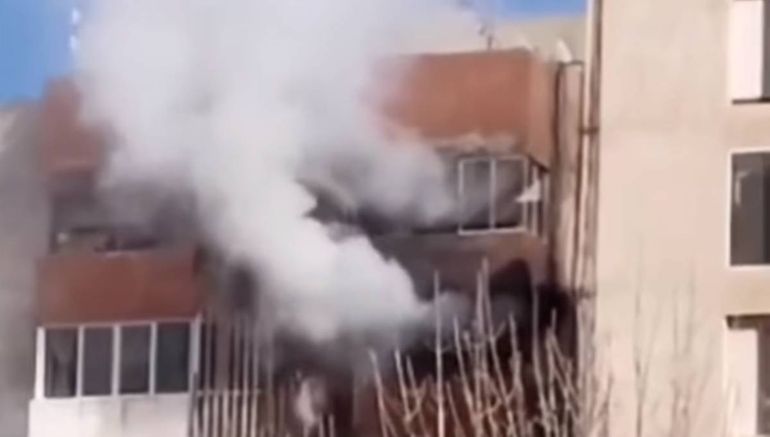 Las densas columnas de humo alertaron a los vecinos.