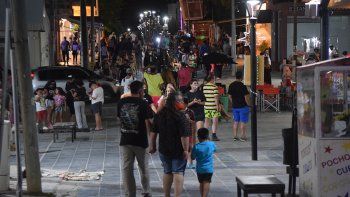 La peatonal como en sus mejores noches. Mucha gente circulando, y la mayoría con barbijo. La peatonal como en sus mejores noches. Mucha gente circulando, y la mayoría con barbijo.