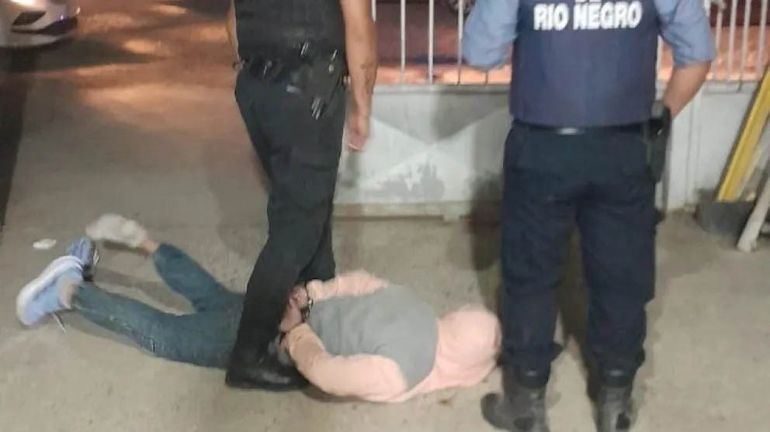 El detenido está acusado de intentar a robar a una vivienda. Además le encontraron una bolsa con 3 gramos de cocaína. 