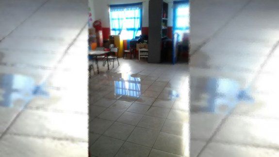 Hay goteras y perdidas de agua de cloacas en el interior.&nbsp;