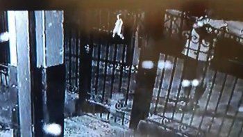 ladron fue grabado cuando marcaba una casa para robar