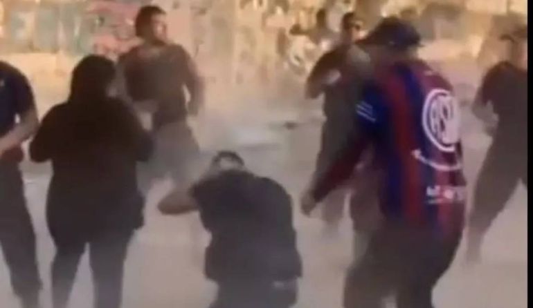 Los hinchas del Carceleron se pelearon a golpes de puños con la policía.