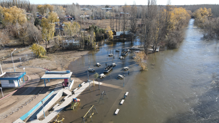 Un brazo del río Neuquén en el Paseo Costero de Centenario. Los 600 m³/seg tapan hasta las parrillas del sector.